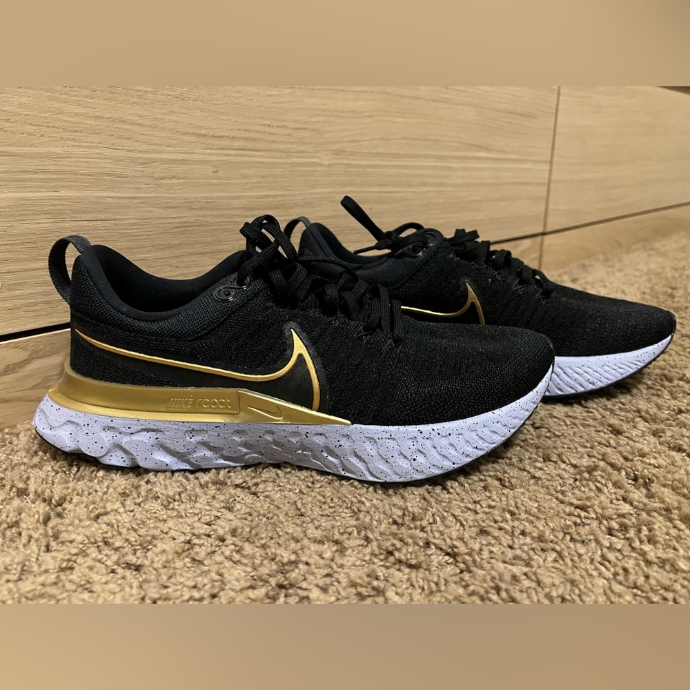 Nike React Infinity Run Flyknit 2 size 9, worn only one time!